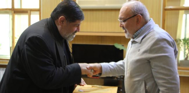 اعطای حکم عضویت فرماندار دماوند در هیئت امنای آستان مقدس امامزاده هاشم(ع)