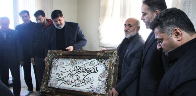 ادای احترام مسئولان شهرستان دماوند به خانواده محترم سرباز شهید والا مقام امیر محمد گایکانی ادای احترام مسئولان شهرستان دماوند به خانواده محترم سرباز شهید والا مقام امیر محمد گایکانی