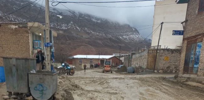 ادامه پاکسازی گلولای ناشی از سیل در کوچهها و خیابانهای روستای گرمابسرد ادامه پاکسازی گلولای ناشی از سیل در کوچهها و خیابانهای روستای گرمابسرد