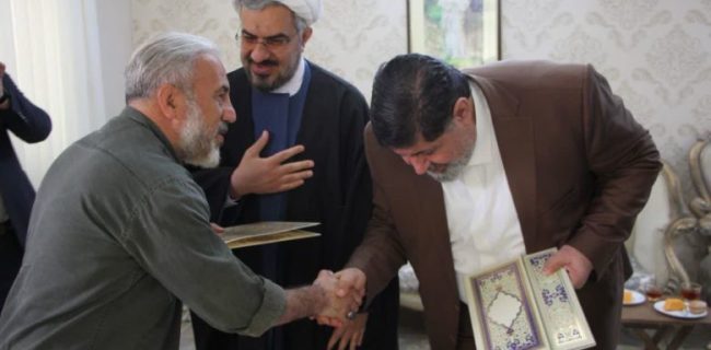 مسئولان شهرستان دماوند با خانواده سه شهید معلم دیدار کردند