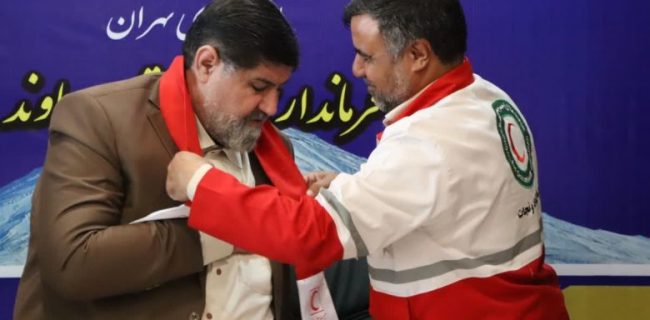 اهدای نشان افتخاری جمعیت احمر به فرماندار دماوند