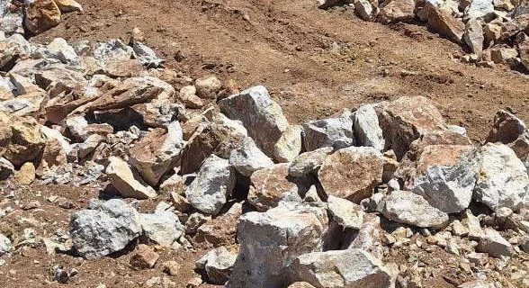 توقف بیل مکانیکی هنگام تخریب طبیعت در ارتفاعات کوه سفید دماوند/ محیط‌بانان رودافشان از ادامه تخریب در منطقه شکارممنوع جلوگیری کردند