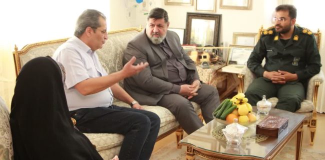 همزمان با فرارسیدن عید سعید غدیر خم انجام شد؛ دیدار مسئولان شهرستان دماوند با خانواده معظم خلبان شهید «سید عبدالله سیدی»