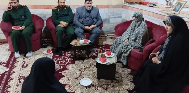 تجلیل از خانواده شهدای سادات در دماوند به مناسبت عید غدیر تجلیل از خانواده شهدای سادات در دماوند به مناسبت عید غدیر