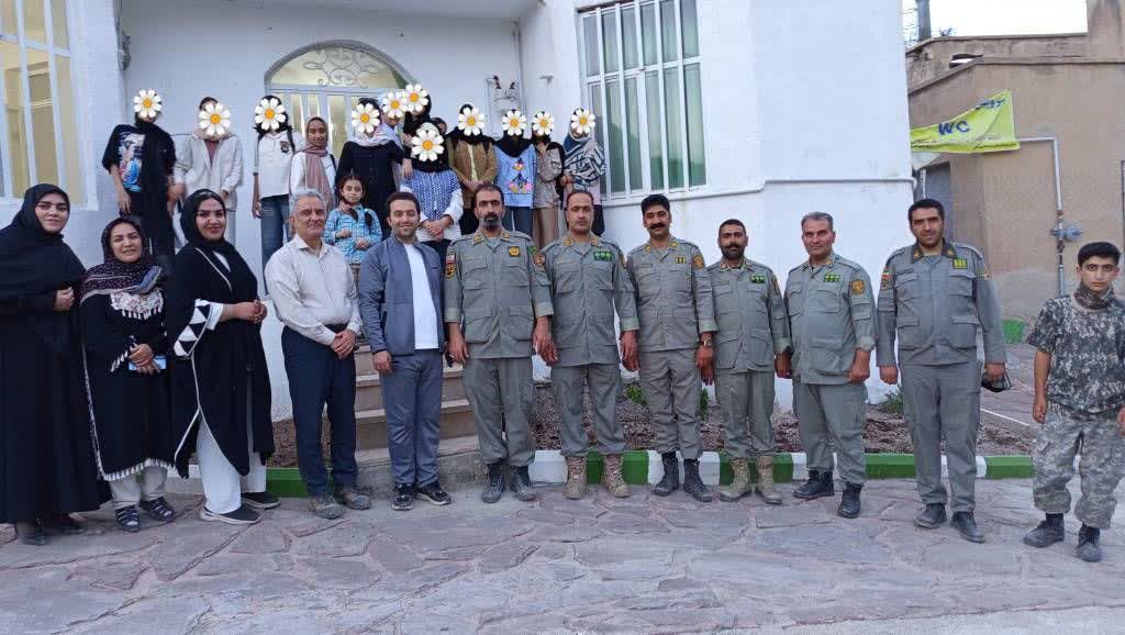 به مناسبت هفته محیط زیست انجام شد؛ بازدید رئیس دادگاه بخش رودهن به همراه دختران مرکز بادبادک سبز از غار رودافشان به مناسبت هفته محیط زیست انجام شد؛ بازدید رئیس دادگاه بخش رودهن به همراه دختران مرکز بادبادک سبز از غار رودافشان