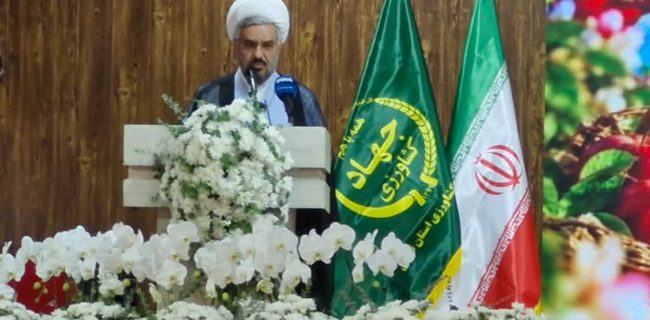 امام جمعه دماوند در حضور وزیر جهاد کشاورزی: سیب دماوند به کام دیگران صادر میشود/ ایجاد پایانه صادراتی و جلوگیری از تاراج باغات مطالبه اصلی مردم است امام جمعه دماوند در حضور وزیر جهاد کشاورزی: سیب دماوند به کام دیگران صادر میشود/ ایجاد پایانه صادراتی و جلوگیری از تاراج باغات مطالبه اصلی مردم است