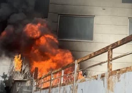 مهار آتش‌سوزی یک باغ‌ویلا سه‌ طبقه در فاز ۳ خیابان صالح‌آباد شهر آبسرد