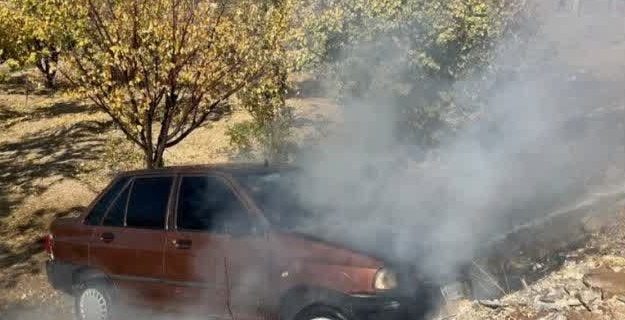 آتشسوزی خودروی پراید در مسیر روستای بیدک تقاطع روستای وادان آتشسوزی خودروی پراید در مسیر روستای بیدک تقاطع روستای وادان