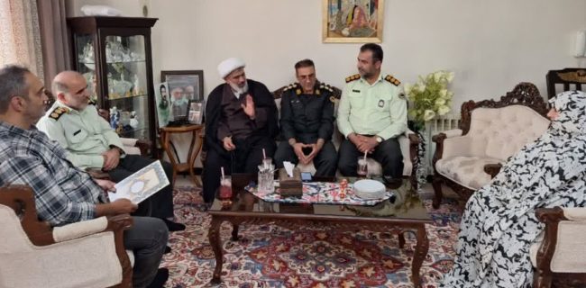 دیدار فرمانده انتظامی دماوند با خانواده‌های شهید منادیان و دلک‌آبادی
