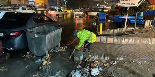تلاش شبانه‌روزی عوامل خدمات شهری شهرداری دماوند برای پیشگیری از آب‌گرفتگی معابر