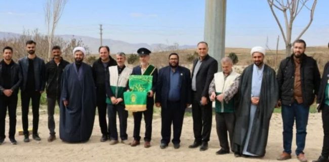 طنین صلوات خاصه در ورودی شهر دماوند/ پرچم متبرک آستان قدس رضوی در آسمان دماوند به اهتزاز درآمد