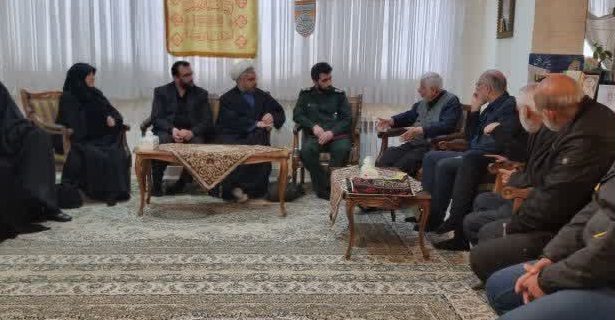 دیدار مسئولان شهرستان دماوند با خانواده شهید علیرضا بیآزار در پی شهادت این رزمنده در حملات رژیم صهیونیستی به بیروت دیدار مسئولان شهرستان دماوند با خانواده شهید علیرضا بیآزار در پی شهادت این رزمنده در حملات رژیم صهیونیستی به بیروت