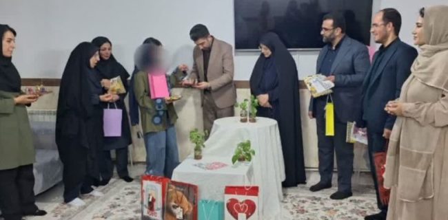جشن روز دختر در مراکز شبه‌خانواده دماوند همراه با مراسم پرچم‌گردانی حرم حضرت معصومه(س)