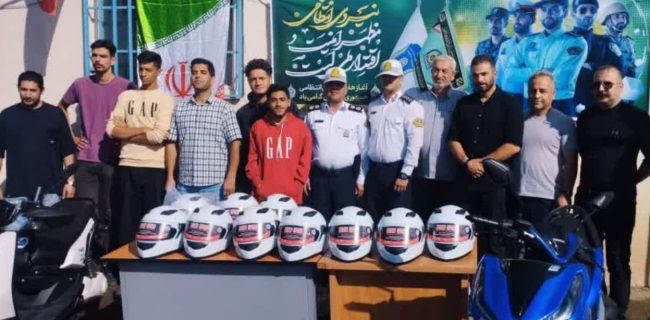 اهدای کلاه ایمنی به موتورسواران قانونمند در شهرستان دماوند به مناسبت هفته نیروی انتظامی