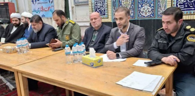 فرماندار شهرستان دماوند پای صحبت‌های اهالی آبسرد نشست/ برگزاری میز خدمت محله‌محور با حضور مسئولان شهرستان