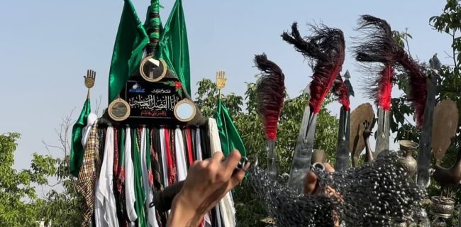 آیین عاشورایی علمداری و حمل علم روستای سربندان با حضور پرشور عزاداران حسینی