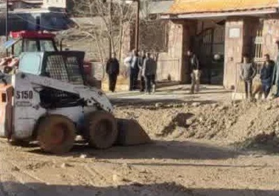 بارش شدید باران و جاری شدن سیلاب در روستای گرمابسرد/ مسیرها توسط اهالی در حال بازگشایی و پاکسازی است/ گلایه اهالی از عدم اقدام مؤثر بخشداری دماوند در شرایط فعلی