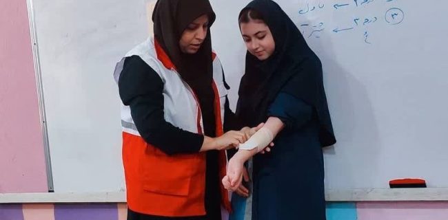 برگزاری کارگاه آموزش کمکهای اولیه در دبیرستان دخترانه آزاده رودهن به مناسبت هفته پدافند غیرعامل برگزاری کارگاه آموزش کمکهای اولیه در دبیرستان دخترانه آزاده رودهن به مناسبت هفته پدافند غیرعامل