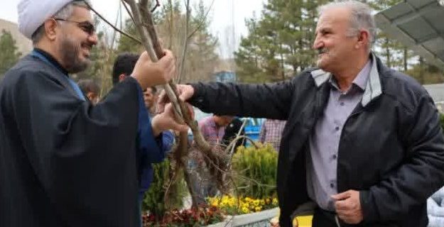 توزیع ۲ هزار اصله نهال گردو به یاد شهدای جنگ رمضان در شهر دماوند