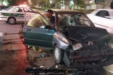 برخورد خودرو سواری پراید با کامیون و کوئیک در بلوار آیت‌الله خامنه‌ای منطقه گیلاوند