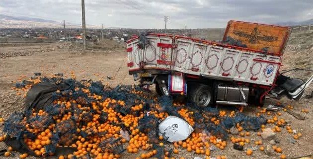 انحراف کامیونت حامل‌ بار پرتقال در محور فیروزکوه – تهران/ حادثه مصدوم نداشت