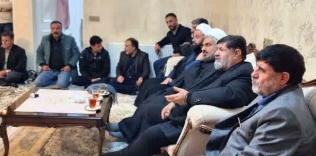 دیدار مسئولان شهرستان دماوند با خانواده شهید «حامد حقوقی»