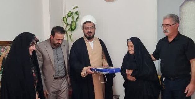 ادای احترام امام جمعه و مسئولین شهرستان دماوند به خانواده‌های شهدای دانش‌آموز در آستانه یوم‌الله ۱۳ آبان