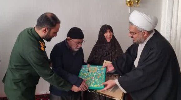 تجلیل از پدران معزز شهیدان جاویدالاثر غلامرضا یوسف‌زادی و حمید لاسمی به مناسبت روز پدر در دماوند