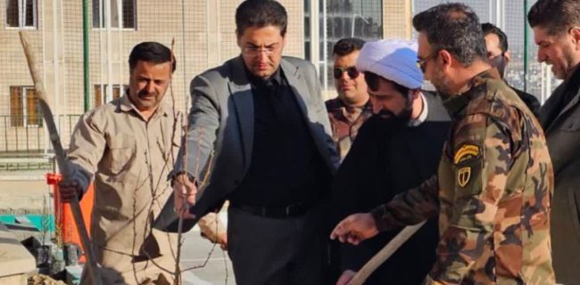 طنین پویش ملی «سرو ایران» در جوار شهدای گمنام دانشگاه آزاد دماوند طنین پویش ملی «سرو ایران» در جوار شهدای گمنام دانشگاه آزاد دماوند